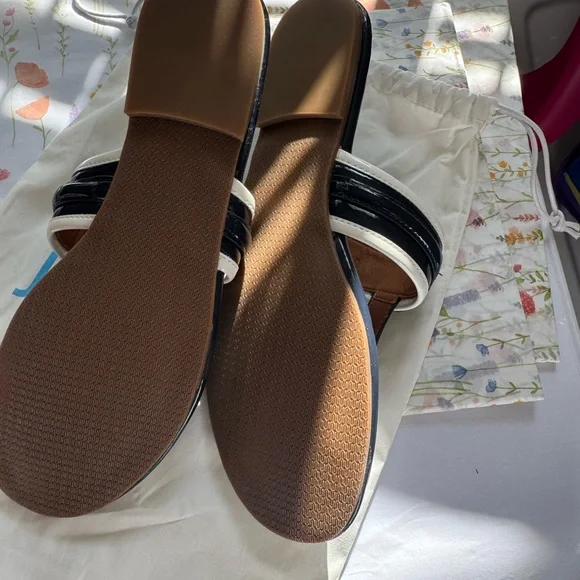 J. McLaughlin Black and Cream Women's Sandals - Picture 7 of 8
